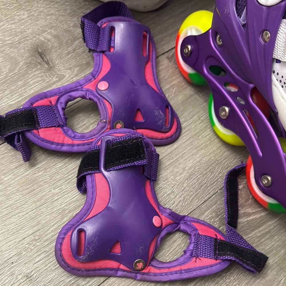 Kids Adjustable Flashing Inline Skates for Boys and Girls - Picture 4 of 8